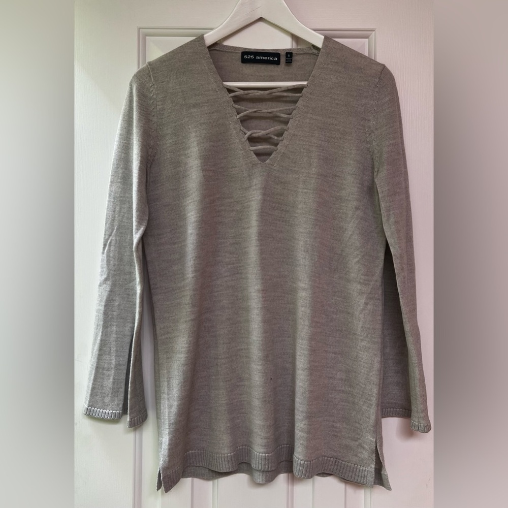 525 America 100% Merino Wool Flare Sleeve V-neck Sweater Women’s Sz Small